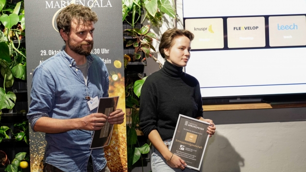 Dr. Cornelius Lahme und Aileen Schack vertreten den Gewinner der Frankfurter Sprungfeder 2022 - das Berliner Food-Start-up Neggst - Quelle: Uli Gasper